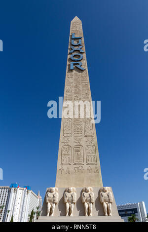 L'obélisque de Louxor à l'extérieur de l'hôtel, Las Vegas (ville de Las Vegas), Nevada, United States. Banque D'Images