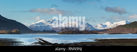 Le Loch Leven et les montagnes à l'ouest du Loch Linnhe de Glencoe village. Eilean Munde est l'île au centre. Banque D'Images