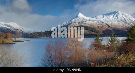 Le Loch Leven et le Pap of Glencoe (Sgorr na Ciche) en hiver, la région des Highlands, Ecosse Banque D'Images