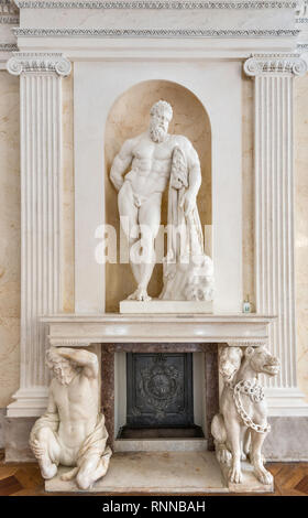 Hercules Farnese, sculpture de Giuseppe Angelini, statues de Centaur et Cerberus, salle de bal, Palais sur l'eau, parc Lazienki à Varsovie, Pologne Banque D'Images