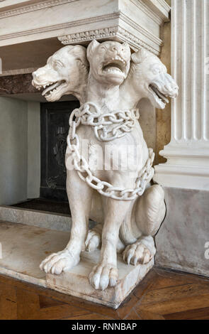 Statue de Cerberus, chien à tête multiple de mythologie grecque, au foyer dans la salle de bal, Palais sur l'eau, au parc Lazienki à Varsovie, Pologne Banque D'Images