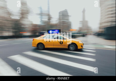 Zoom par taxi, avec Flat Iron building en arrière-plan, Manhattan, New York City Banque D'Images