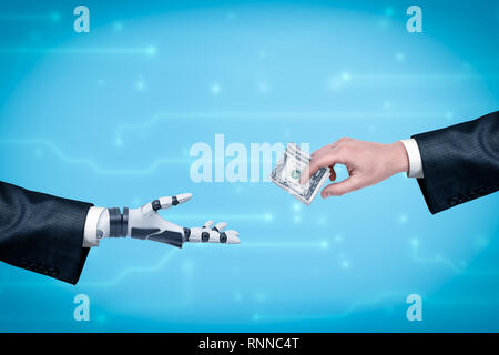 Vue latérale de la main d'un homme d'affaires de donner de l'argent à la main du robot sur fond bleu avec lignes microcircuit brouillée. L'homme et de l'IA de coopérer. Les hommes d'affaires Banque D'Images
