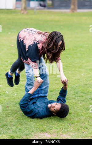 Couple having fun in the park Banque D'Images