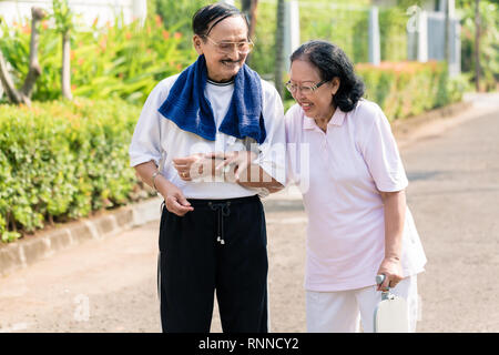 Senior woman walking avec son mari Banque D'Images