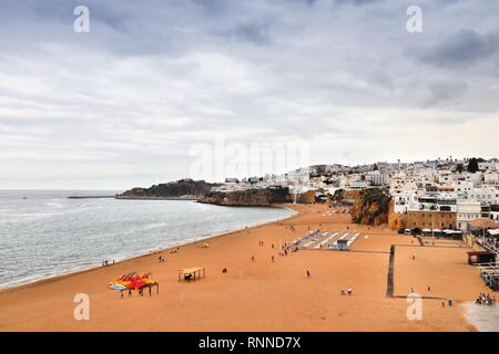 Albufeira, Portugal - surplombant la plage et la ville par temps de pluie. Banque D'Images