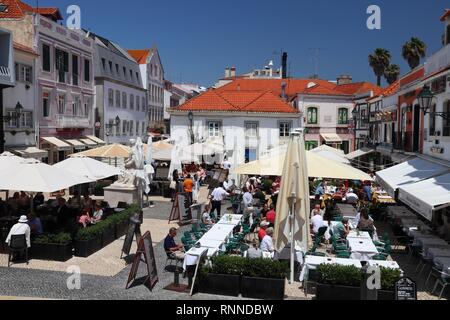 CASCAIS, PORTUGAL - Mai 21, 2018 : les touristes visitent le centre-ville de Cascais. Le Portugal avait 12,7 millions de visiteurs étrangers en 2017. Banque D'Images