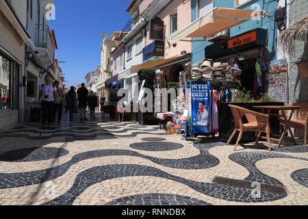 CASCAIS, PORTUGAL - Mai 21, 2018 : les touristes visiter une rue commerçante à Cascais. Le Portugal avait 12,7 millions de visiteurs étrangers en 2017. Banque D'Images