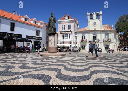 CASCAIS, PORTUGAL - Mai 21, 2018 : les touristes visitent le centre-ville de Cascais. Le Portugal avait 12,7 millions de visiteurs étrangers en 2017. Banque D'Images