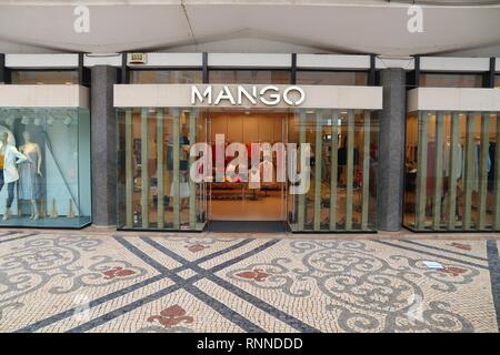 FARO, PORTUGAL - 30 MAI 2018 : Mango fashion store à Faro, Portugal. Mango est une société de conception et de fabrication de vêtements. Banque D'Images