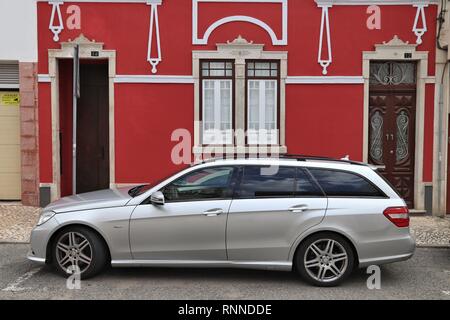 FARO, PORTUGAL - 30 MAI 2018 : Mercedes-Benz Classe E (modèle S212) votre voiture garée à Faro. Le Portugal a 470 véhicules automobiles immatriculés pour 1 000 habitants. Banque D'Images