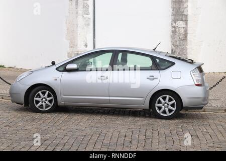 FARO, PORTUGAL - 30 MAI 2018 : Toyota Prius hybride voiture garée à Faro. Le Portugal a 470 véhicules automobiles immatriculés pour 1 000 habitants. Banque D'Images