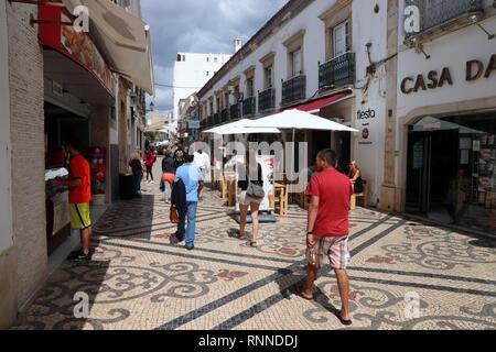 FARO, PORTUGAL - 30 MAI 2018 : Visitez le centre-ville de Faro, Portugal. La ville est une destination touristique populaire et qu'elle a un billet de la population. Banque D'Images