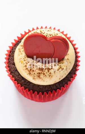 M&S cupcake chocolat coeur isolé sur fond blanc - idéal pour la Saint-Valentin, jour de la Saint-Valentin Banque D'Images
