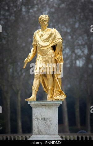 La statue dorée du roi Charles II au centre de la figure de l'Hôpital Royal de Chelsea (pour les ex-soldats) qu'il a fondée en 1682. Banque D'Images