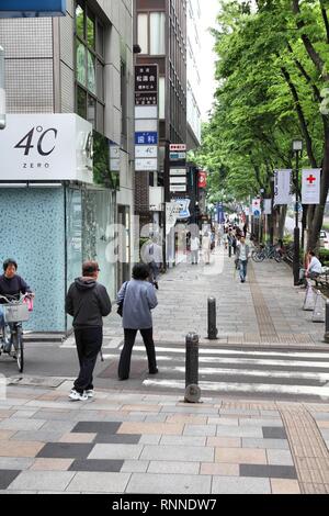 TOKYO - 9 mai : Les gens magasinent dans quartier Omotesando, le 9 mai 2012 à Tokyo. Omotesando est considéré comme l'une des plus importantes zones de shopping à Tokyo, la Banque D'Images