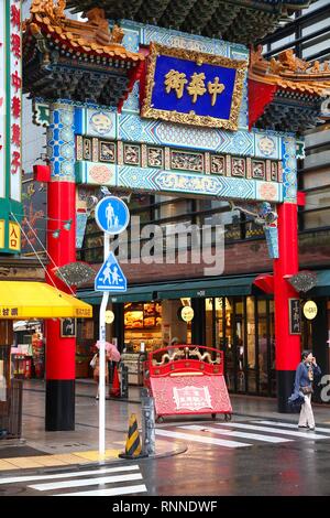 YOKOHAMA, Japon - 10 mai : les visiteurs à pied de Chinatown, le 10 mai 2012 à Yokohama, au Japon. Le quartier Chinois de Yokohama est le plus important au Japon et un populaire touri Banque D'Images