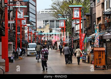 TOKYO - AVRIL 13 : touristes visitent Asakusa rue commerçante le 13 avril 2012 à Tokyo. Tokyo est la ville la plus visitée au Japon. Le Japon avait 8,3 millions de fo Banque D'Images