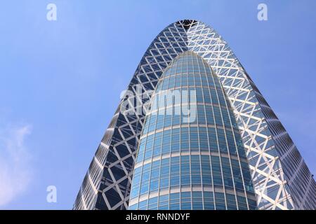 TOKYO - 11 MAI : Mode Gakuen Cocoon Tower le 11 mai 2012 à Tokyo. C'est l'un des plus reconnus de gratte-ciel dans le monde avec l'Emporis Skyscraper Award Banque D'Images