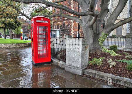 Londres, Royaume-Uni - téléphone rouge fort sous la pluie. Image HDR. Banque D'Images