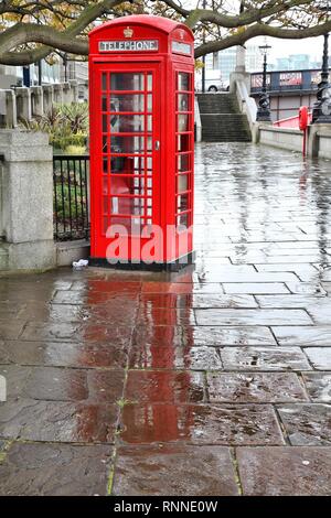 Londres, UK - téléphone rouge fort sous la pluie. Image HDR. Banque D'Images