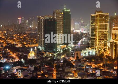 Makati City skyline nuit à Manille, aux Philippines. Les immeubles de bureaux. Banque D'Images