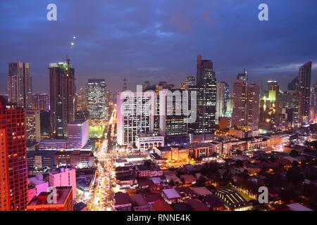 Makati City skyline nuit à Manille, aux Philippines. Les immeubles de bureaux. Banque D'Images