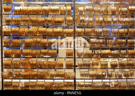 Bijoux en or - bracelets en or massif à Dubaï Gold Souk. Banque D'Images