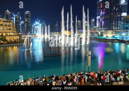 Dubaï, Émirats arabes unis - 22 NOVEMBRE 2017 : personnes visitent le fountain show à Dubaï. La fontaine de Dubaï est le deuxième plus important système fontaine chorégraphiés. Banque D'Images