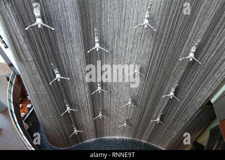 Dubaï, Émirats arabes unis - 22 NOVEMBRE 2017 : La chute de la pièce d'art à Dubaï Mall. C'est le plus grand centre commercial dans le monde en superficie totale avec 502 000 square a rencontré Banque D'Images