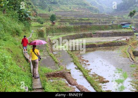 HAPAO, PHILIPPINES - 26 NOVEMBRE 2017 : les touristes visiter les terrasses de riz de Hapao en zone de montagnes de la Cordillère Hungduan, Philippines. 6 millions d'étrangers Banque D'Images