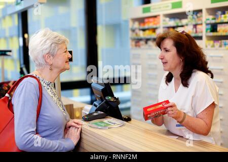 Le client est conseillé par votre pharmacien au sujet des médicaments en pharmacie, République Tchèque Banque D'Images