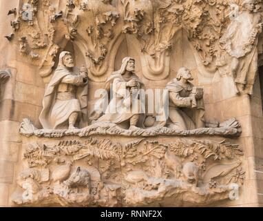 Les sculptures, les Trois Rois, sur la façade de la Passion, Église de la Sagrada Familia, l'architecte Antoni Gaudí, Barcelone, Catalogne, Espagne Banque D'Images