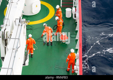 Un navire de recherche effectue une croisière océanographique scientifique dans l'océan Atlantique Sud. Banque D'Images