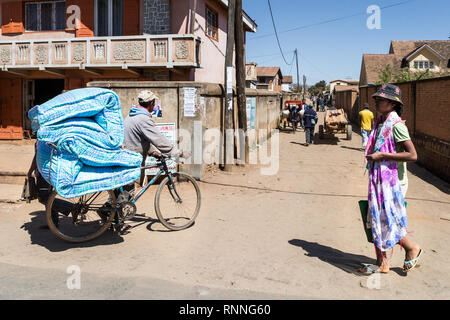 Vues sur la N7 route de Antsirtabe au Parc National de Ranomafana Madagascar - matelas sur un vélo Banque D'Images