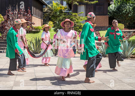 Vues sur la N7 route de Antsirtabe au Parc National de Ranomafana Madagascar - la danse folklorique Banque D'Images