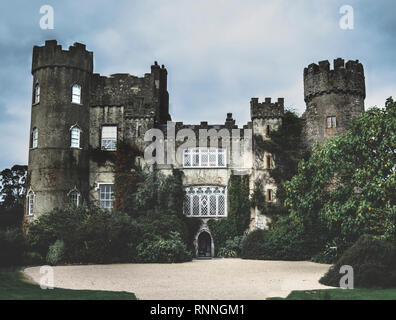 Sombre tableau de Malahide Castle en Irlande Banque D'Images