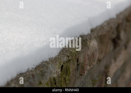 Mur de briques couverts de neige fraîche à Maastricht Banque D'Images