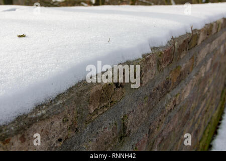 Mur de briques couverts de neige fraîche à Maastricht. Le mur est un reste de la 13e siècle Banque D'Images