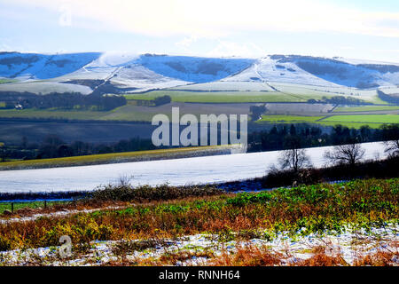 Une mosaïque de champs couverts de neige et les collines du Parc National des South Downs, Lewes, East Sussex, UK sous le soleil d'hivers 24. Banque D'Images