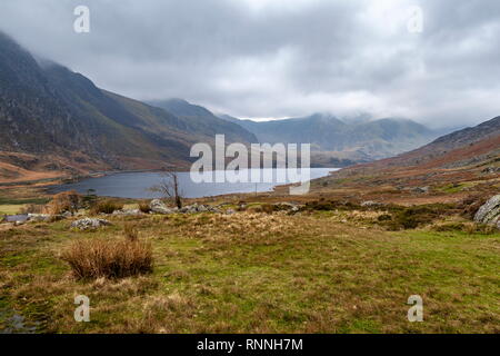 L'Ogwen Valley et Llyn Ogwen, avec une faible couverture nuageuse sur les sommets de l'Gylderau de montagnes. Le Parc National de Snowdonia Banque D'Images