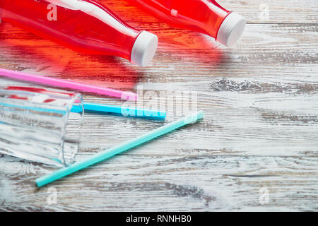 Boisson rafraîchissante de l'été des petits fruits dans une bouteille en plastique sur une table en bois.. arrêt place pour le texte. l'espace vide. Banque D'Images