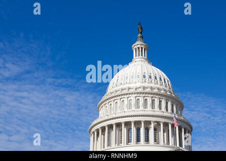 USA Capitol Building. Dome close-up. Congrès des États-Unis.Le front de l'est à jour. Plume blanche de nuages et ciel bleu. Washington DC. USA Banque D'Images