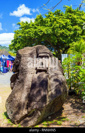 ARUTANGA, Aitutaki, ÎLES COOK - 30 septembre 2018 : vu l'énorme sculpture sur pierre. Avec focus sélectif. La verticale Banque D'Images