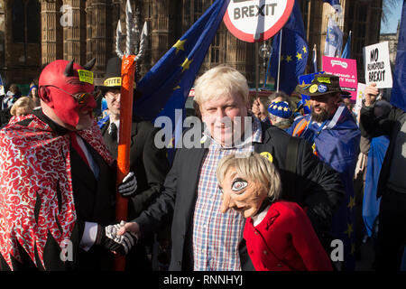 Le Diable, 'Nigel Farage', 'Jacob Rees Mogg' et 'Boris Johnson' (Faux Bojo) à la SODEM, St Valentines Day, gâteau qui n'a pas d'événement de haine. Brexit adverses. Banque D'Images