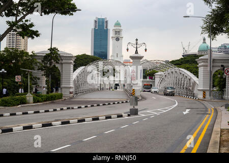 Anderson Pont sur la rivière Singapour, Singapour. Victoria Concert Hall en arrière-plan. Banque D'Images