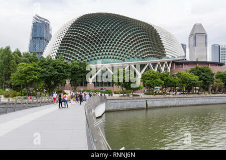 Pont du Jubilé, menant à l'Esplanade Concert Hall. Singapour Banque D'Images