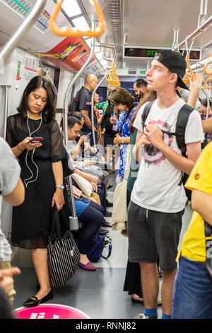 Singapore MRT Mass Rapid Transit de passagers. Banque D'Images