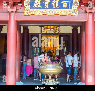 Buddha Tooth Relic Temple entrée privée, Chinatown, à Singapour. Banque D'Images