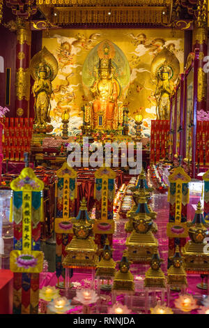 Singapour Buddha Tooth Relic Temple. Bouddha Maitreya flanqué de deux Bodhisattvas dans la grande salle de prière. Banque D'Images